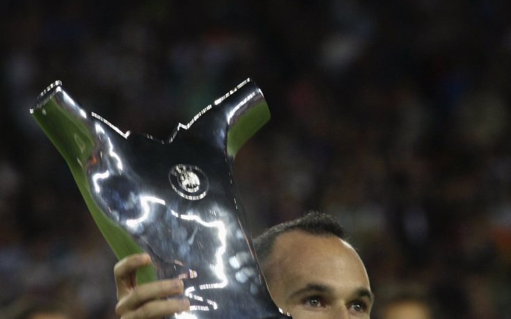 СНИМКИ: Иниеста показа наградата си