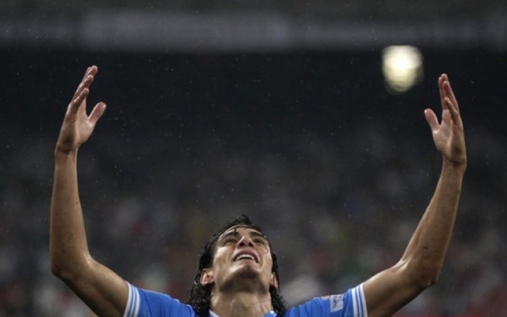 Кавани остава в Наполи до 2017 година