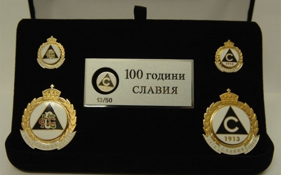 Първата лимитирана серия от юбилейни значки на Славия разграбена за ден
