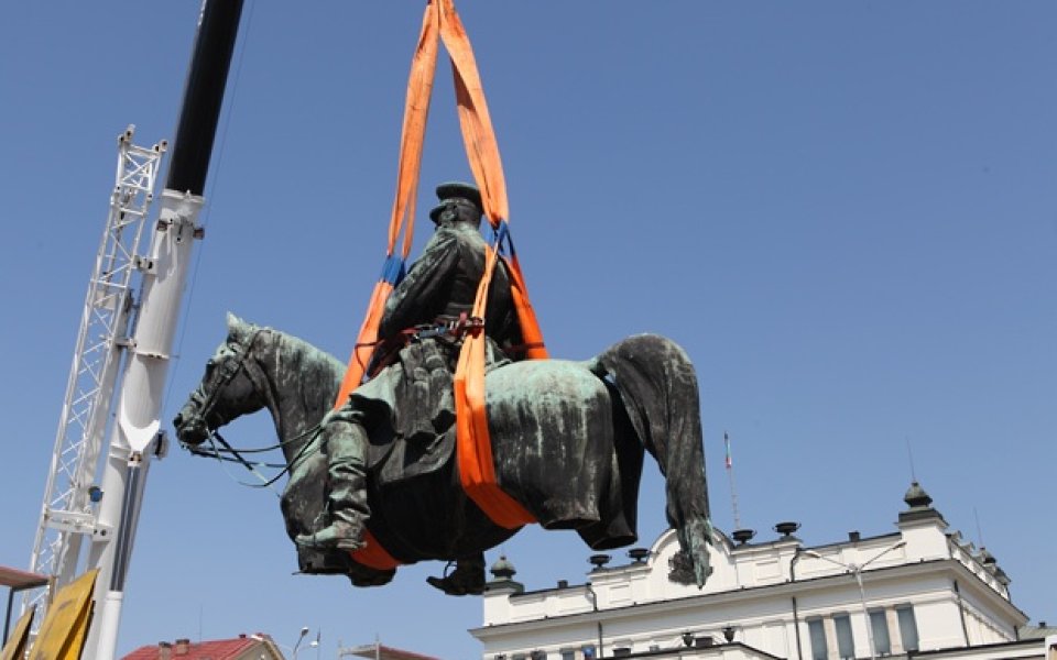 Демонтираха паметника на Цар Освободител в София за реставрация