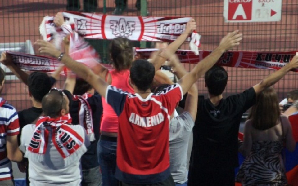 ВИДЕО: 30 фена надъхваха Армения