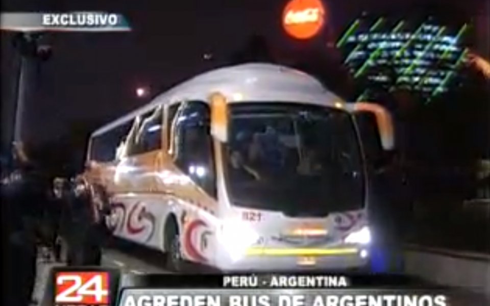 ВИДЕО: Потрошиха с камъни автобуса на Аржентина