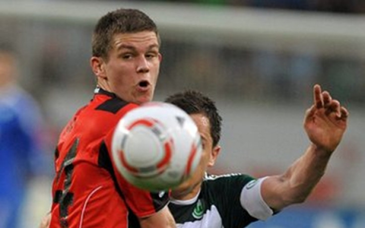 Интер стяга защитата с Юнг от Айнтрахт Франкфурт