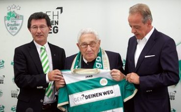 Кисинджър гледа любимия си  Гройтер Фюрт