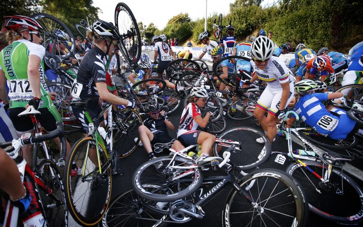 СНИМКИ: Масова катастрофа по време на Световното по колоездене