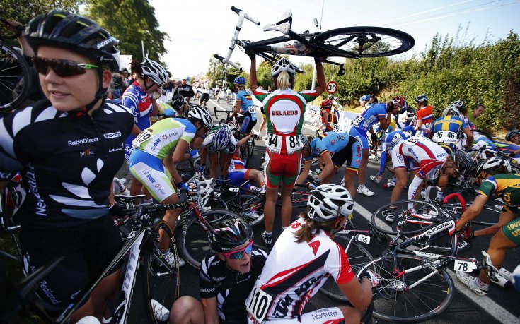 СНИМКИ: Масова катастрофа по време на Световното по колоездене