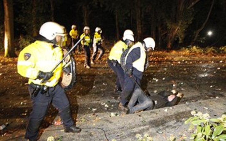 СНИМКИ: Покана за рожден ден във Фейсбук завърши с 34 арестувани и 29 ранени, събрали се над 3000