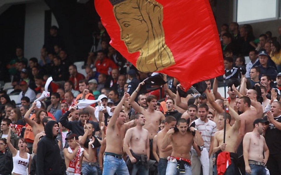 Индетифицираха хулигани от агитката на ЦСКА, хвърляли бомби по фенове на Лудогорец