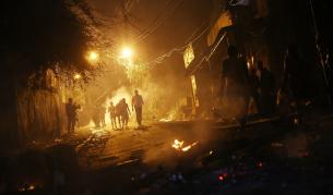 Протестиращите в Рио запалиха коли и издигнаха барикади от горящи гуми