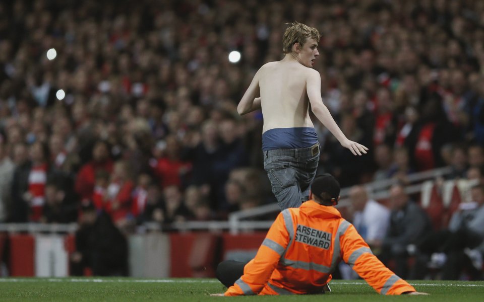 ВИДЕО: Феновете нахлуха на терените на „Емирейтс“ и „Олд Трафорд“