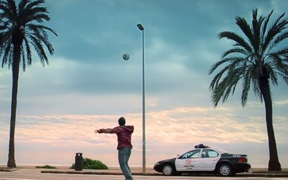 ВИДЕО: Вижте как Давид Вия троши полицейска кола в реклама, забранена от Барселона