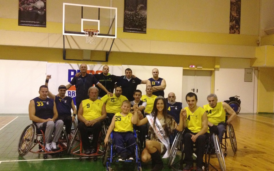 ВИДЕО: Баскетболът e за всички, Мис Национален отбор тренира с момчетата от София-Балкан