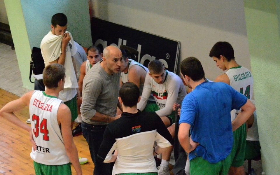 Още двама чакат при младежите, почват сезона в 