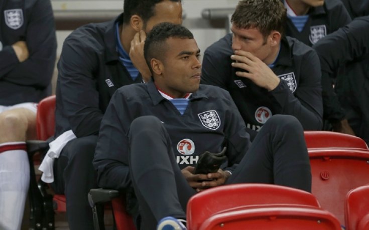 Ашли Коул напуска Челси, не успя да се разбере за нов договор