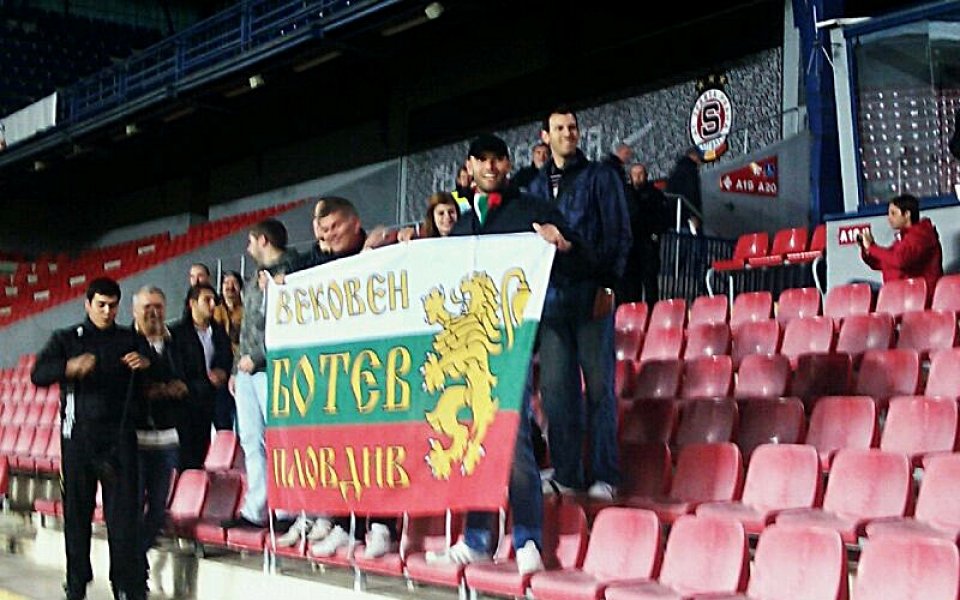 СНИМКИ: 20 българи надъхаха националите на тренировка