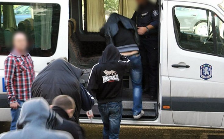 ВИДЕО: Полицията задържа 21 футболни хулигани