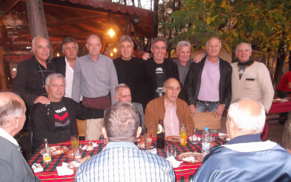СНИМКИ: Среща на поколенията в Локо Сф с шампионите от 64-а и 78-ма