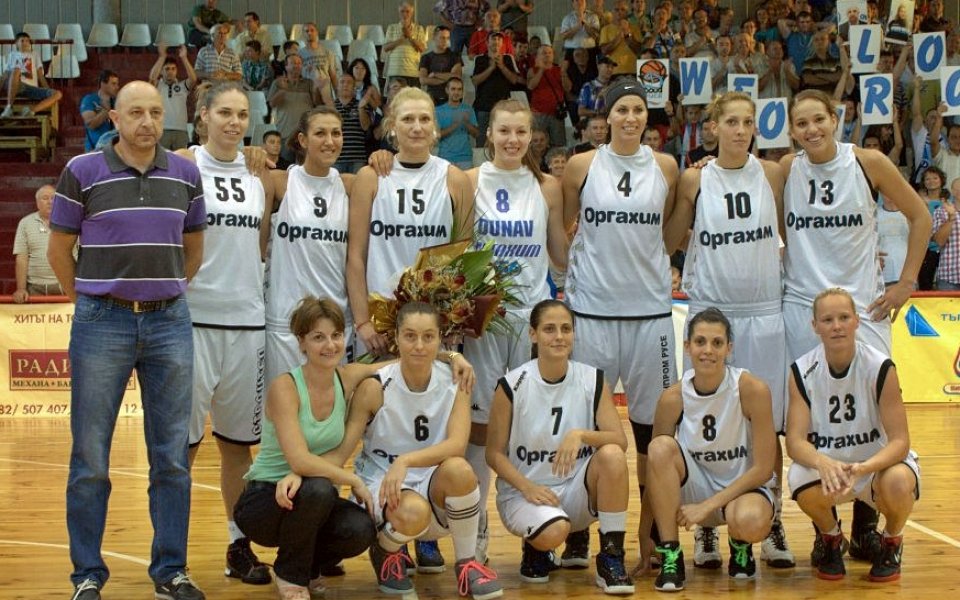 Шампионките започнаха сезона с победа в дербито