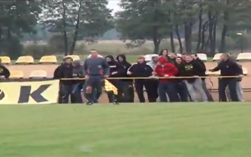 ВИДЕО: Полски фенове тровят живота на страничен съдия