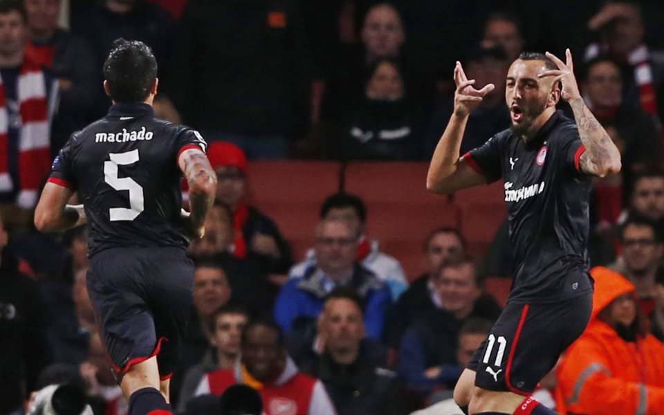 След осем кръга, Олимпиакос загуби първи точки