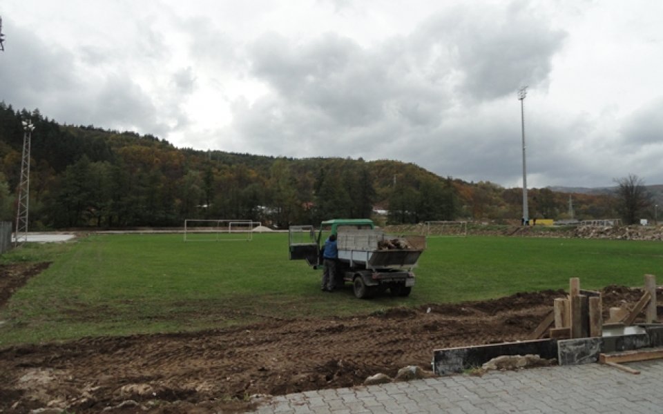 СНИМКИ: В Трявна започнаха строеж на нов стадион за 3 000 зрители и помощни терени