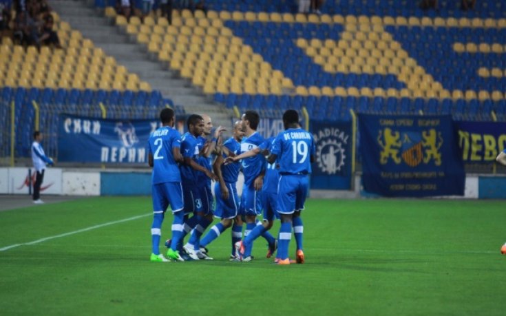 Неубедителна игра, но три точки за Левски и първо място в А група