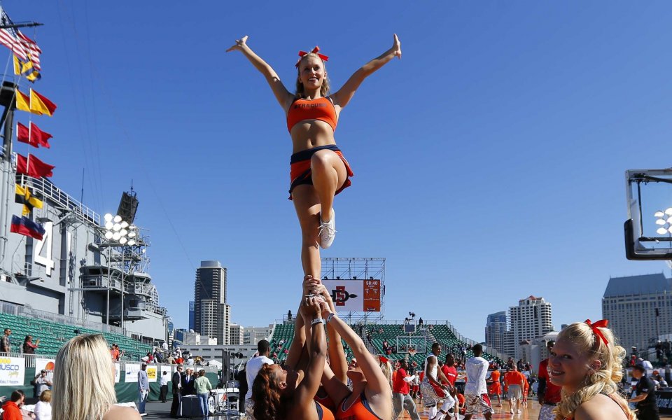 ВИДЕО: Мажоретка се преби лошо на мач от НБА