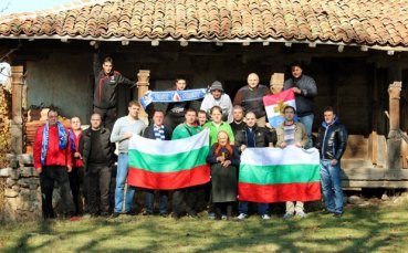 СНИМКИ: 93 години от Ньойския договор, фенове на Левски играха в Босилеград протестен мач