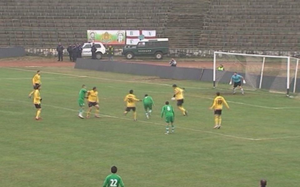 ВИДЕО: Има ли дузпа за ръка на играч на Ботев Пд?