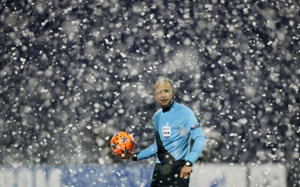 ВИДЕО и СНИМКИ: Сняг прекъсна за малко дебюта на Станислав Тодоров в Шампионската лига