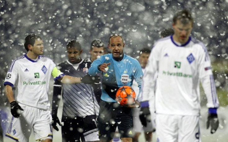 ВИДЕО: Станислав Тодоров прекъсна мача и отсъди дузпа, снежен хикс в дебюта му в ШЛ