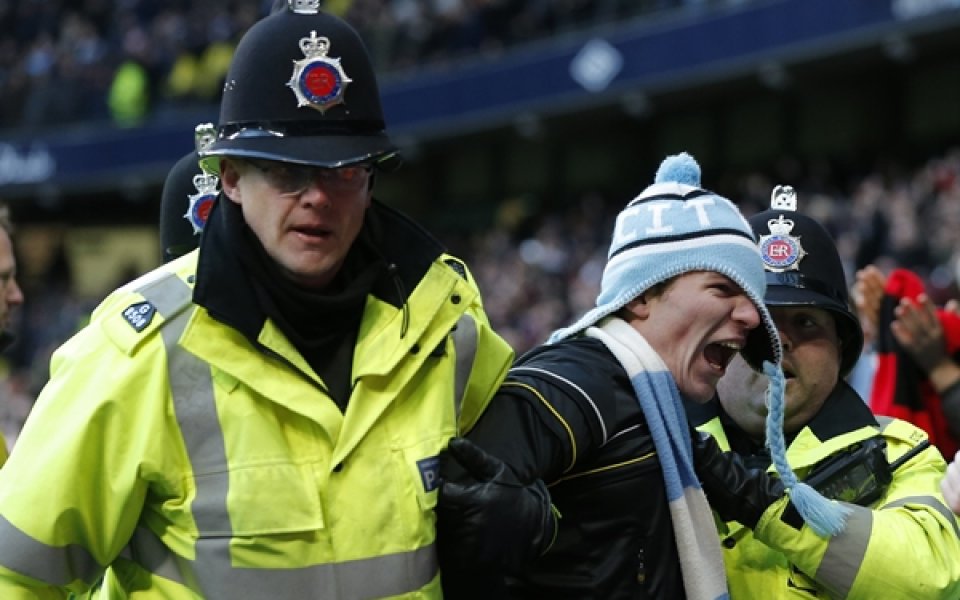 Фенът, нападнал Рио Фърдинанд се извини официално