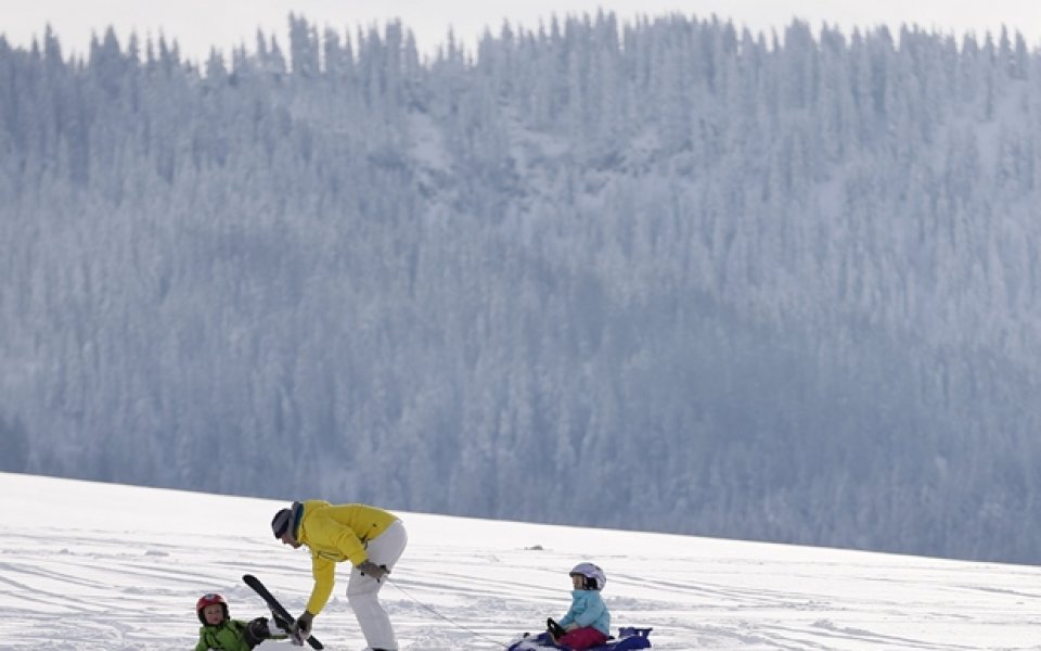 За разлика от България: В Румъния отложиха мачовете заради времето