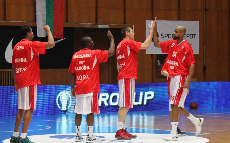 Чистката в Лукойл почва от Абукар, Златев ще решава за треньора