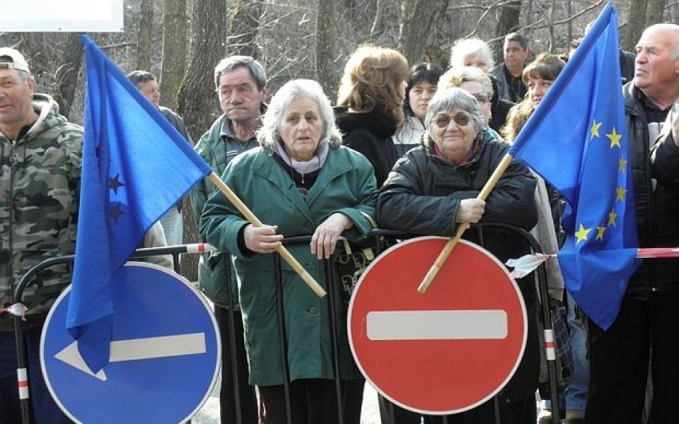 Затварят протестно пътя за Банско