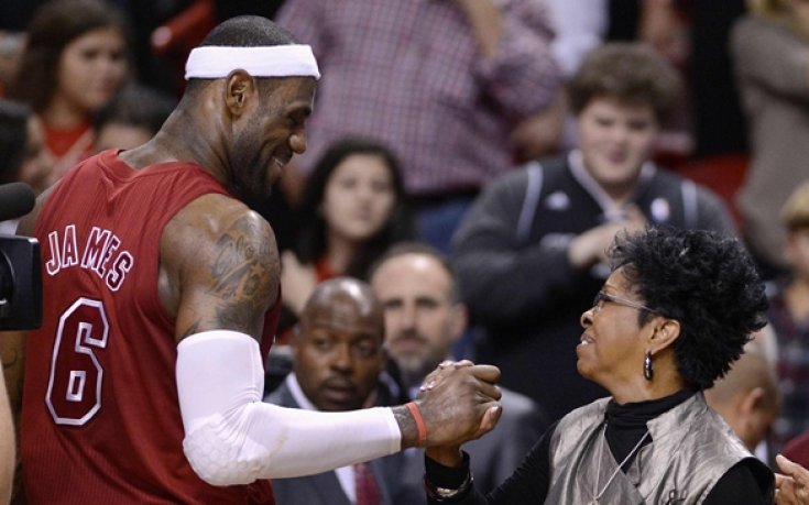 СНИМКИ: От първия ред: Джъстин Бийбър като детегледачка, Риана се гушка с Крис Браун