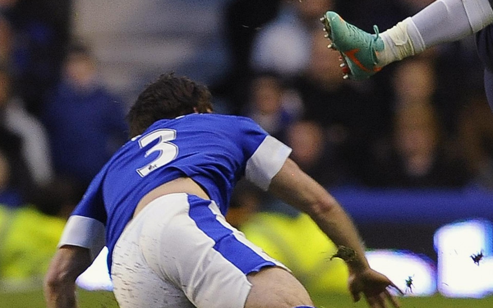 ВИДЕО: Как Кейхил разпори фланелката на Бейнс с бутоните