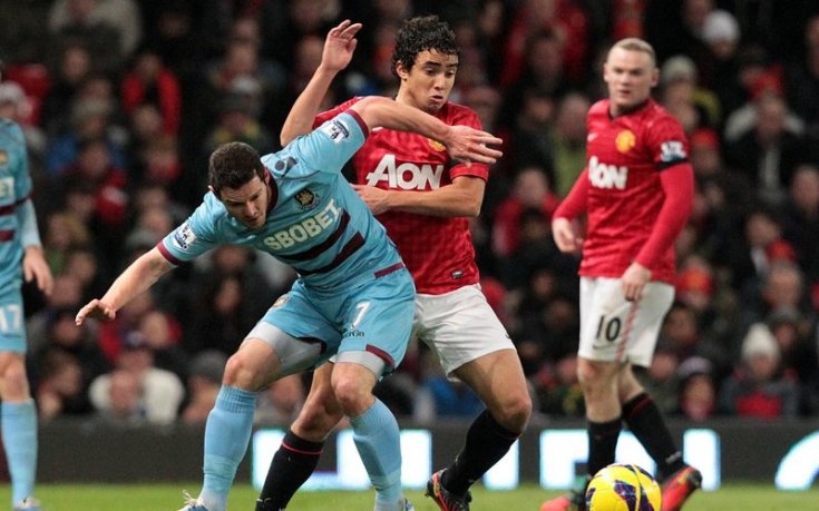 Английски футболист се снима за гей-списание