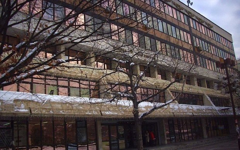 Обезопасяват стадиона в кв. „Еленово”