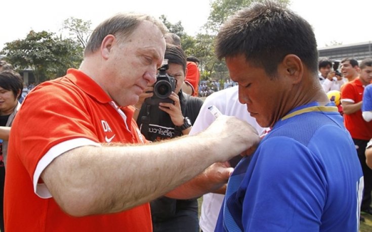 СНИМКИ: Манолев се озова в затвора, заедно с целия отбор на ПСВ