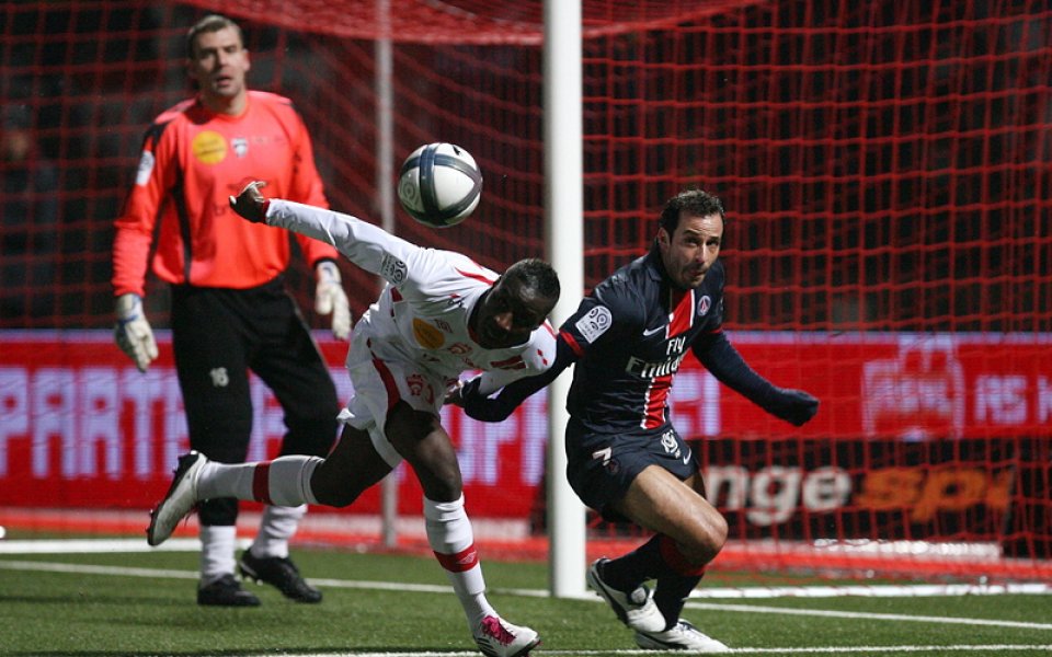 Нюкасъл набеляза френски защитник