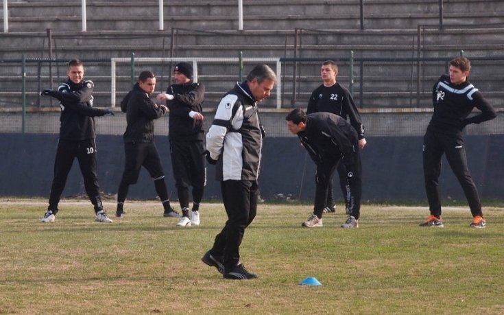 Локо Пд освободи двама