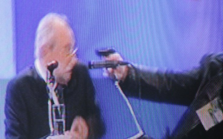 Мъж с пистолет опита да стреля по Ахмед Доган