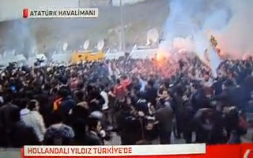 ВИДЕО: Истерия на летището в Истанбул при пристигането на Снайдер