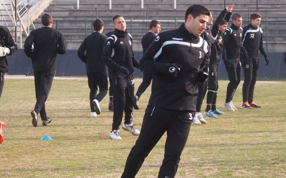 Трима футболисти тренираха на облекчен режим