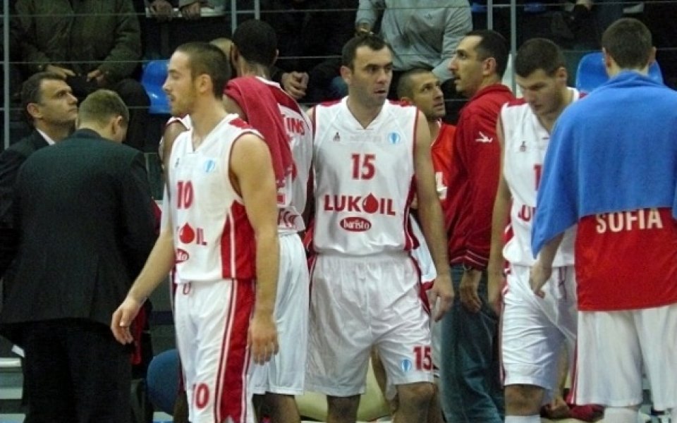 Стойков и Аврамов се завръщат при дебюта на Везенков