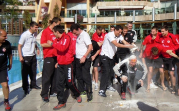 Играчите на ЦСКА подмятаха Бай Добри във въздуха за ЧРД