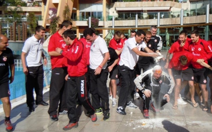 Играчите на ЦСКА подмятаха Бай Добри във въздуха за ЧРД