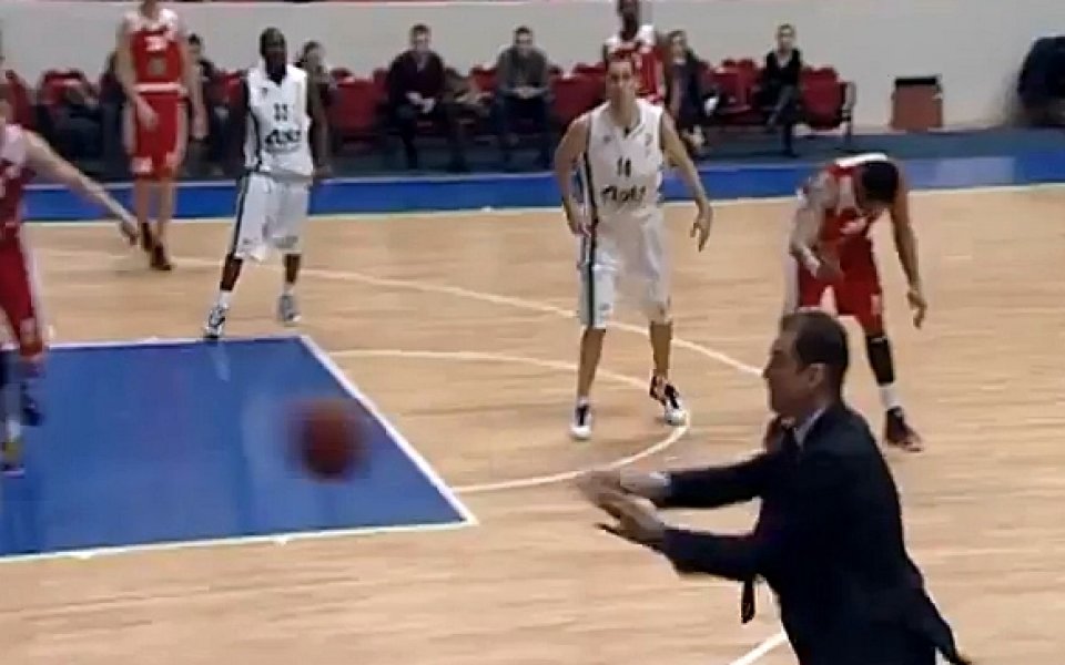 ВИДЕО: Когато треньорът се включи в играта...