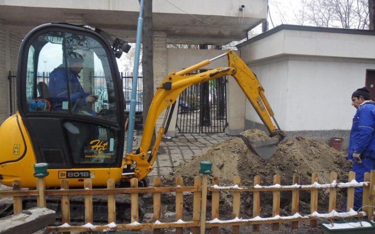 СНИМКИ: Започна изграждането на осветлението на Лаута